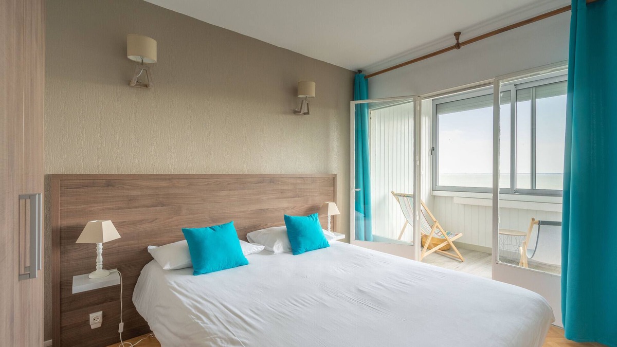 Royan Apartment | Holiday Apartment "Mer Beau Rivage" near Beach with Private Terrace & Wi-Fi