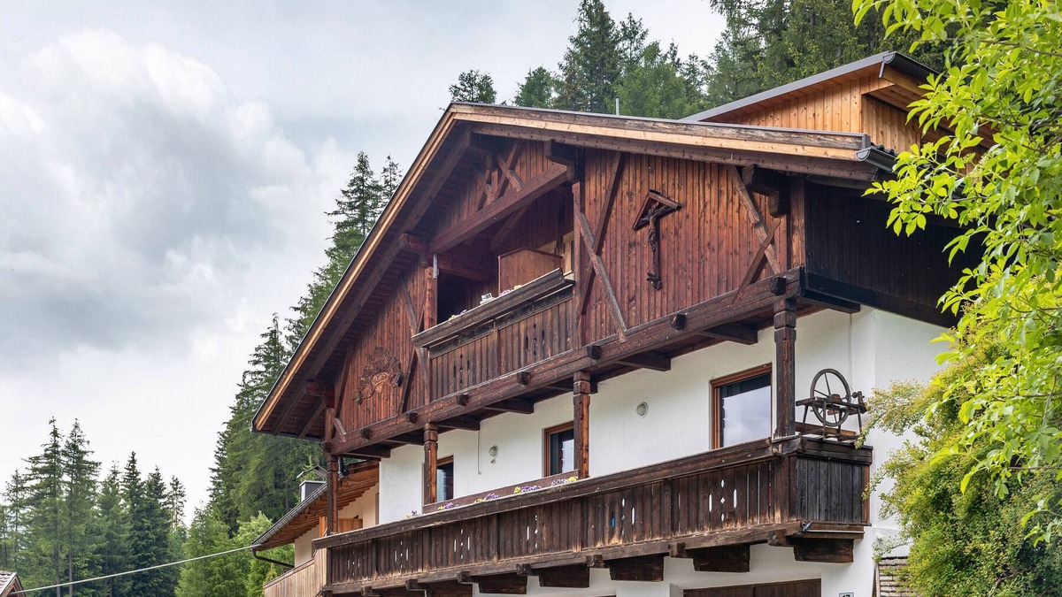 Cadipietra Apartment | Holiday Apartment "Mountainfarm Innertrein Wald" with Mountain View, Balcony & Wi-Fi