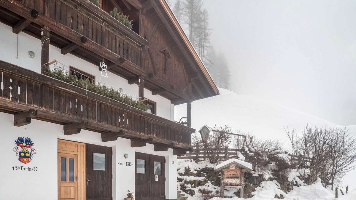Cadipietra Apartment | Holiday Apartment "Mountainfarm Innertrein Wiese" with Mountain View, Balcony & Wi-Fi