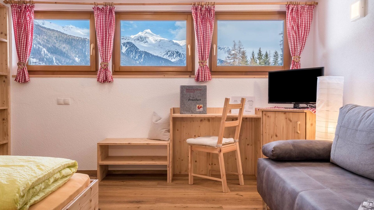 Cadipietra Apartment | Holiday Apartment "Mountainfarm Innertrein Jöchl" with Mountain View, Balcony & Wi-Fi