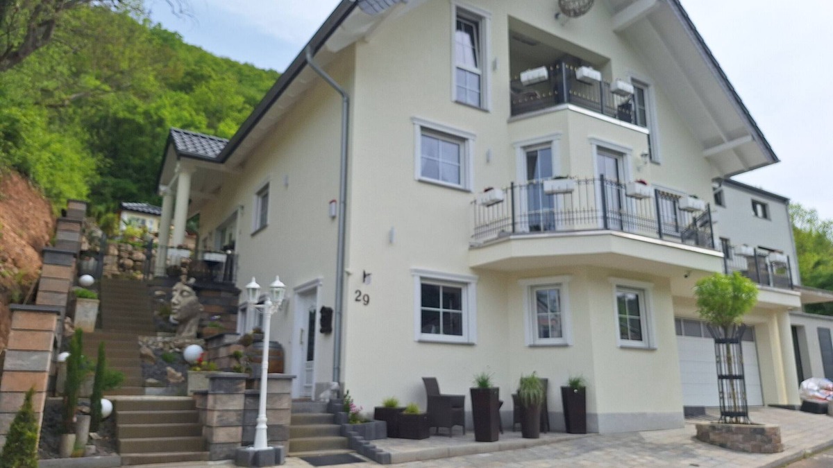 Kurrenberg Apartment | Holiday Apartment 'Moselburgblick' with Mountain View and Wi-Fi