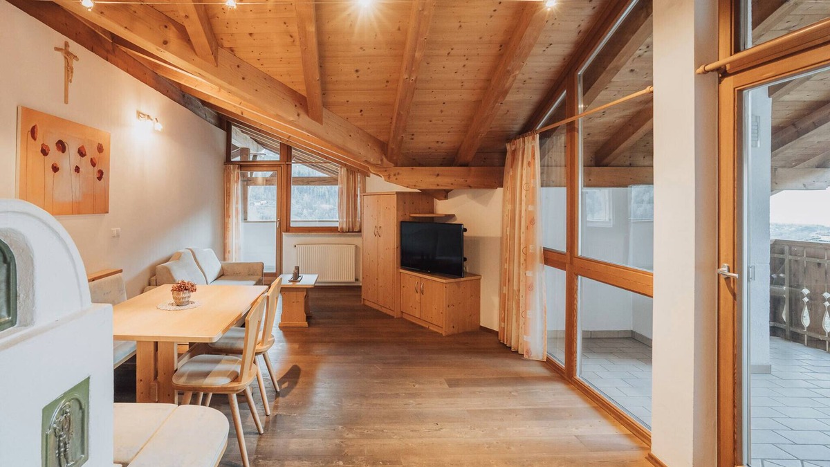 Rifiano Apartment | Holiday Apartment 'Oberegghof Hahnenkamm' with Mountain View and Wi-Fi
