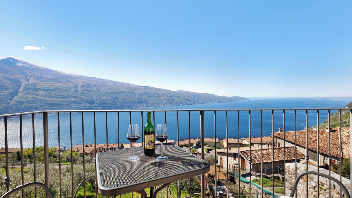 Oldesio Apartment | Holiday Apartment 'Rustico Spagnol 2' with Lake View, Pool & Wi-Fi