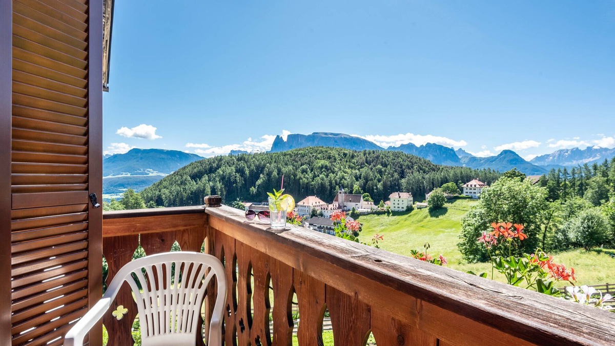 Collalbo Apartment | Holiday Apartment 'Sallrain Hof 2' with Mountain View & Balcony