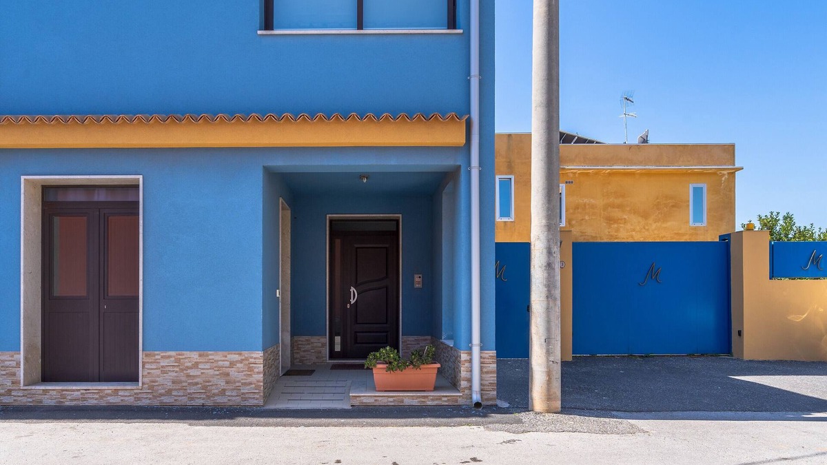 Cassibile Apartment | Holiday Apartment "San Martino Riccardo" with Balcony & Wi-Fi