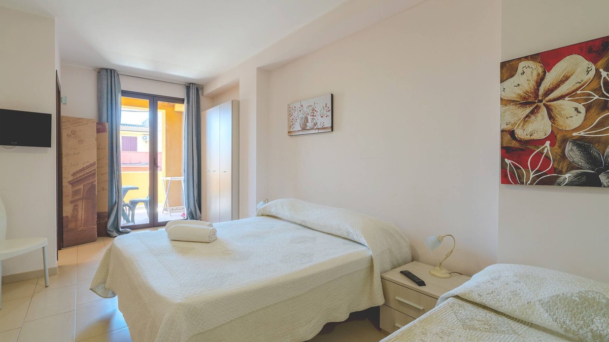 Cassibile Apartment | Holiday Apartment "San Martino Giorgia" with Balcony & Wi-Fi