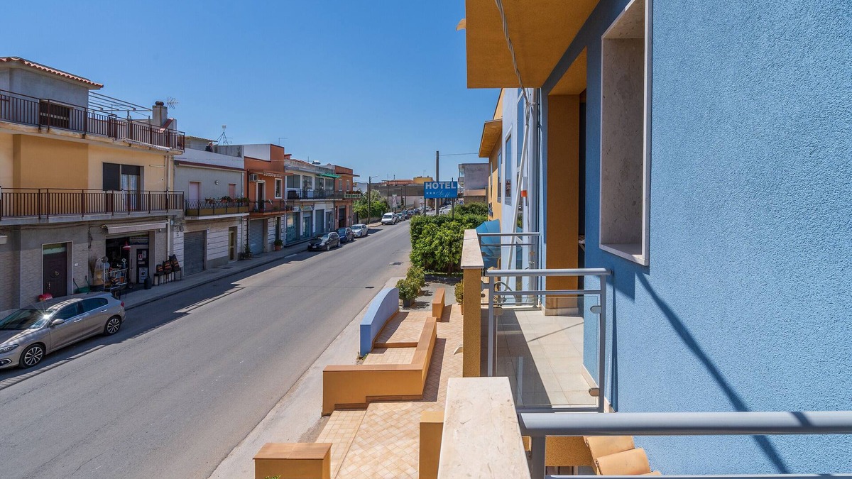 Cassibile Apartment | Holiday Apartment "San Martino Andrea" with 2 Balconies & Wi-Fi