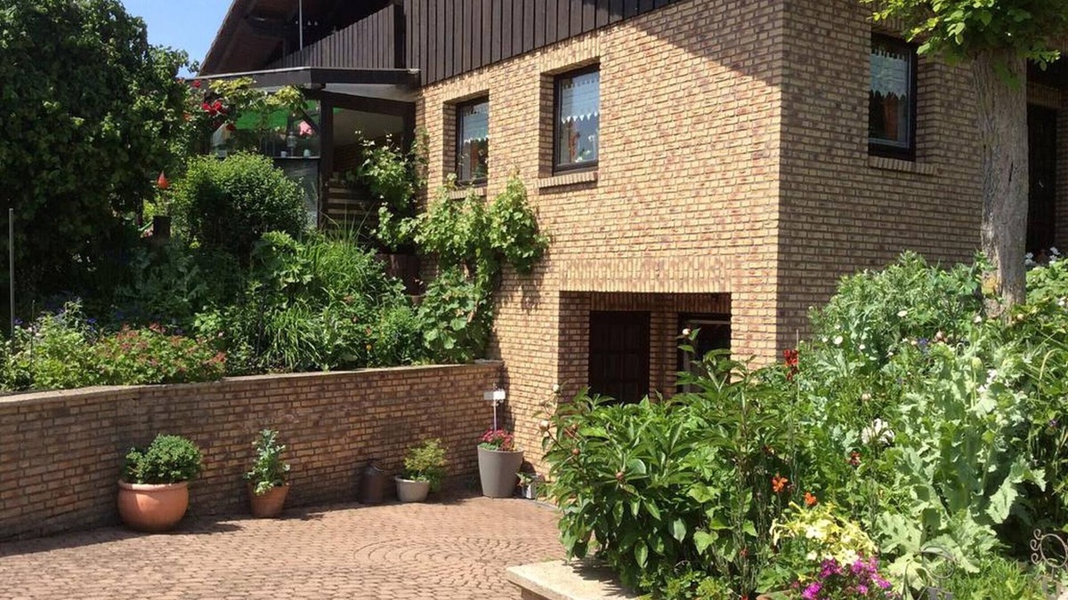 Korbecke Apartment | Holiday Apartment 'Stork' with Shared Garden