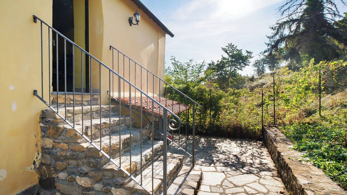 Ville San Pietro Apartment | Holiday Apartment "Villa Nel Borgo" with Mountain View, Private Terrace & Private Garden