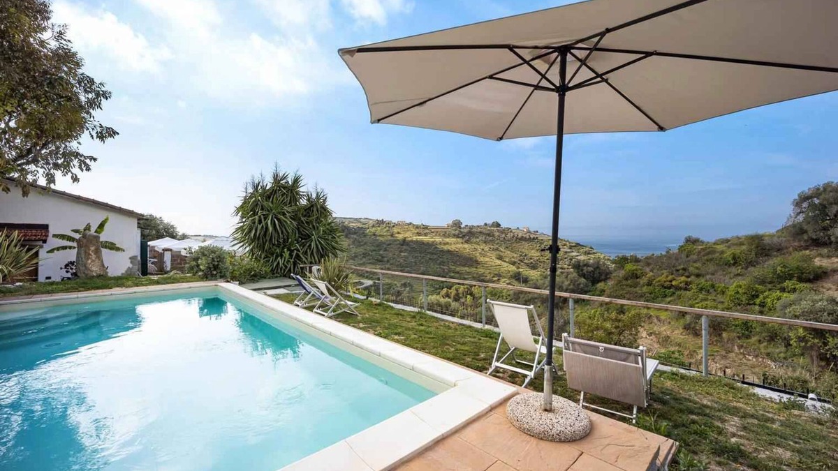 Pompeiana Apartment | Holiday apartment with lake view