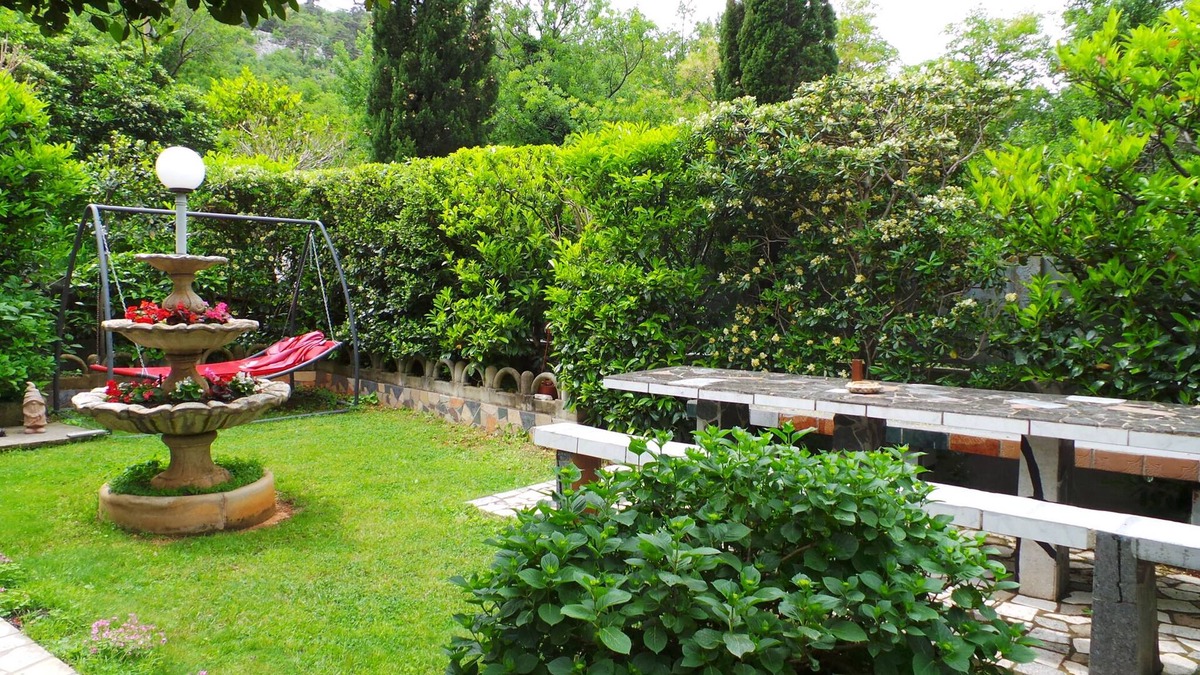 Jablanac Apartment | Holiday apartment with satellite TV, 200 m from shingle beach