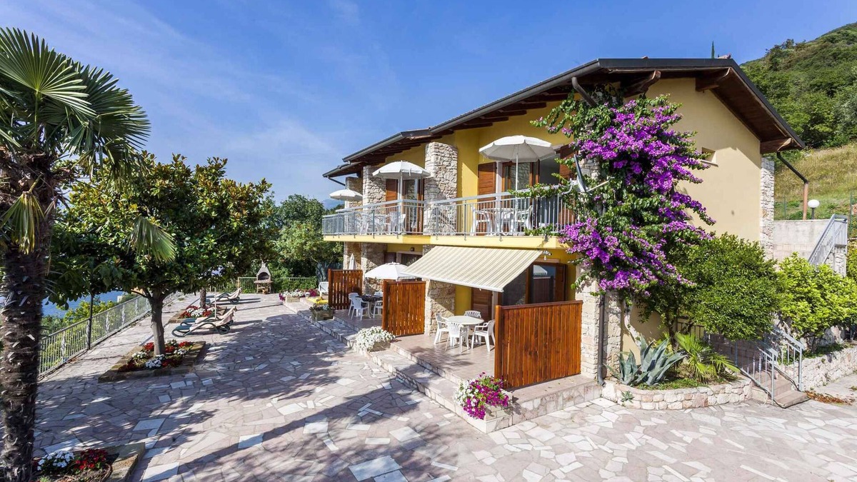 Assenza Apartment | Holiday apartment with outdoor pool and air conditioning