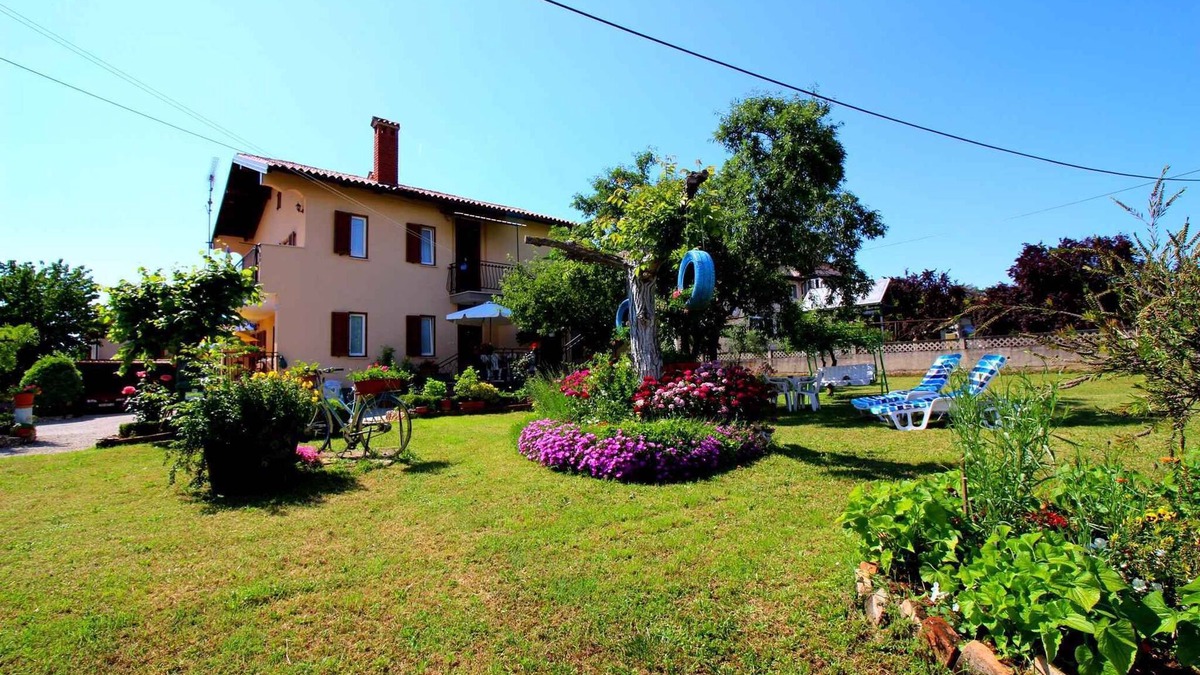 Vrvari Apartment | Holiday apartment with large garden