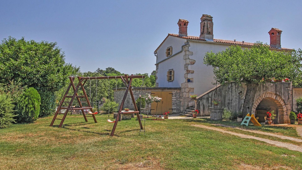 Sumber House | Holiday cottage Erika * 6000 m2 garden, playground, BBQ, dogs welcome