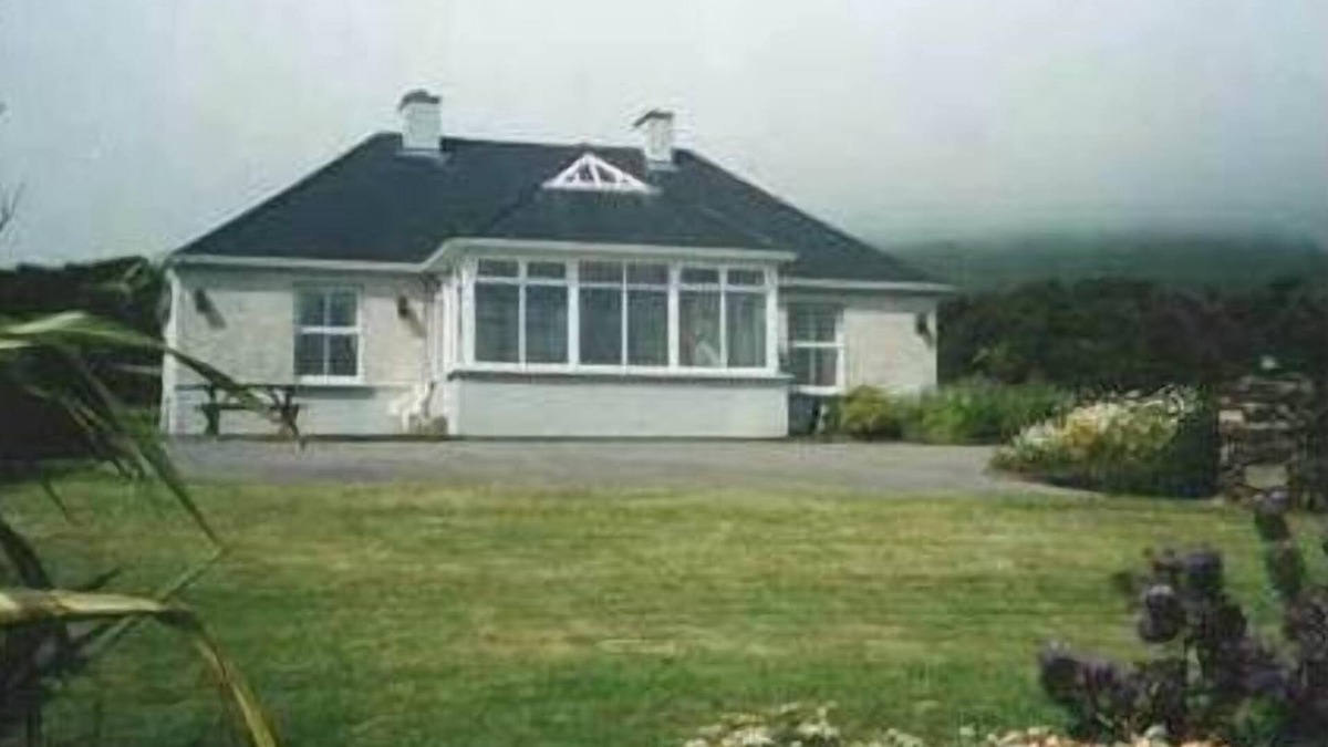 Ventry Cottage | Holiday cottage with large private garden
