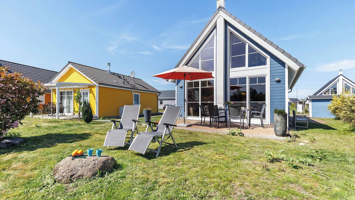 Wandlitz House | Holiday Home 'Annes Bootshaus' with Lake View, Private Terrace and Wi-Fi