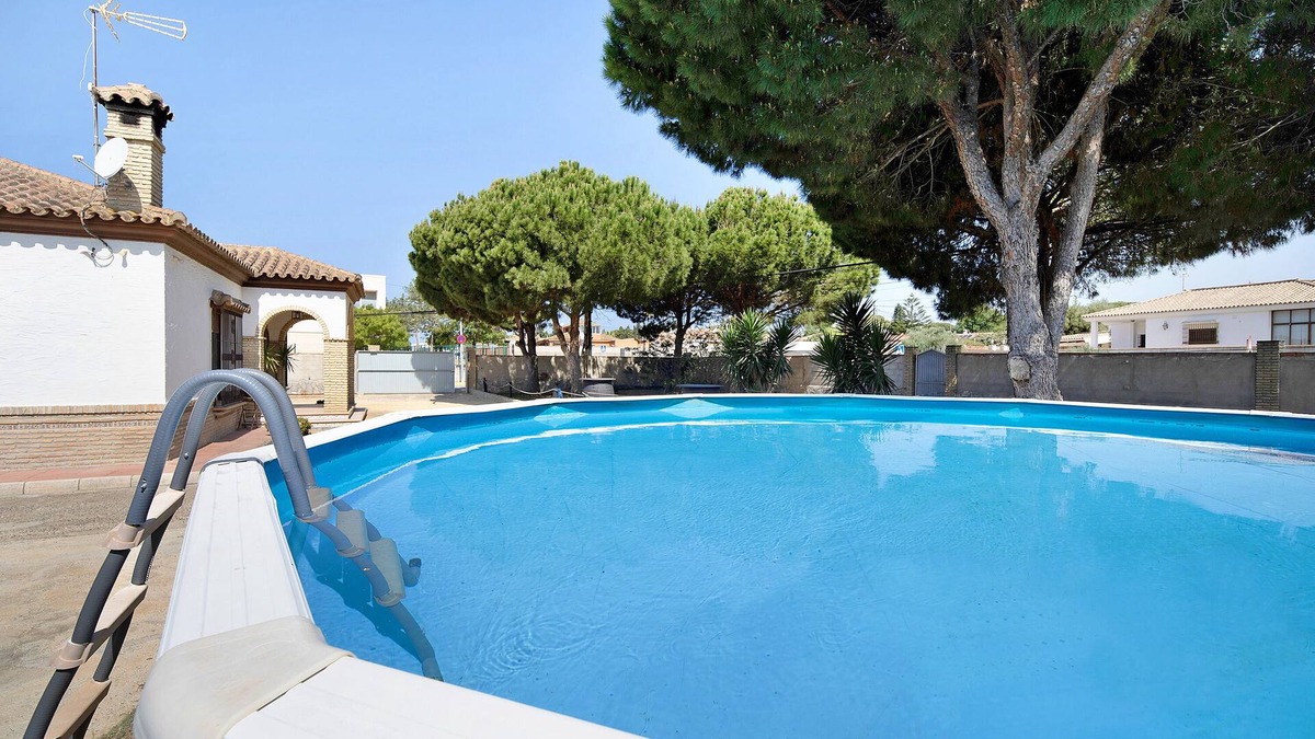 Chiclana de la Frontera House | Holiday Home 'Montepinar' with Private Pool, Private Terrace and Wi-Fi