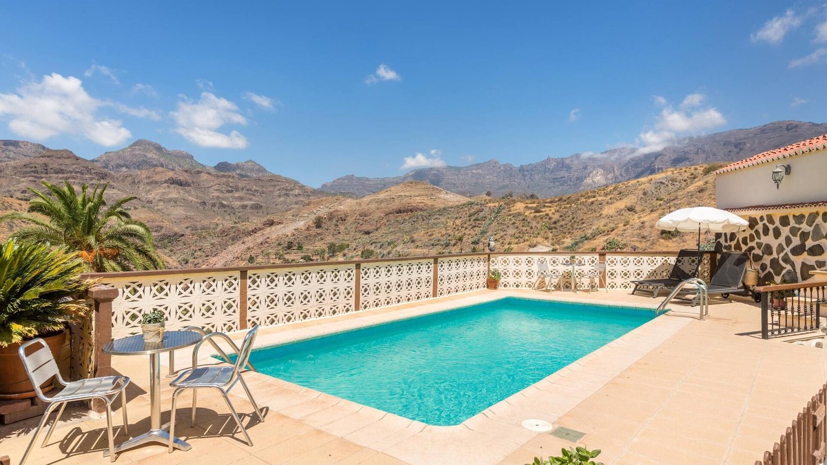 La Sorrueda House | Holiday Home “Casa Rural CaSaro” with Pool, Mountain View, Terrace & Wi-Fi