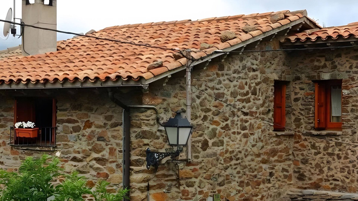 Ribes De Freser House | Holiday Home 'Cal Andreu' with Mountain Views, Private Garden and Wi-Fi