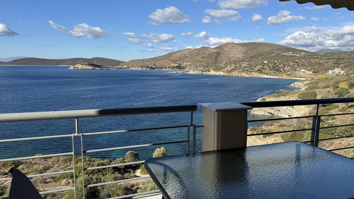 Karystos House | Holiday flat in a fantastic location right by the sea, direct beach access, Eubo