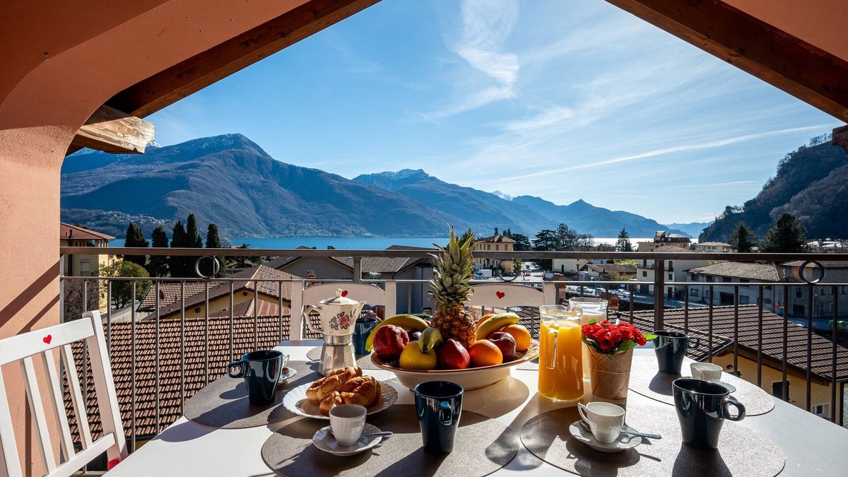 Dongo Apartment | Holiday flat with lake view Music & Art