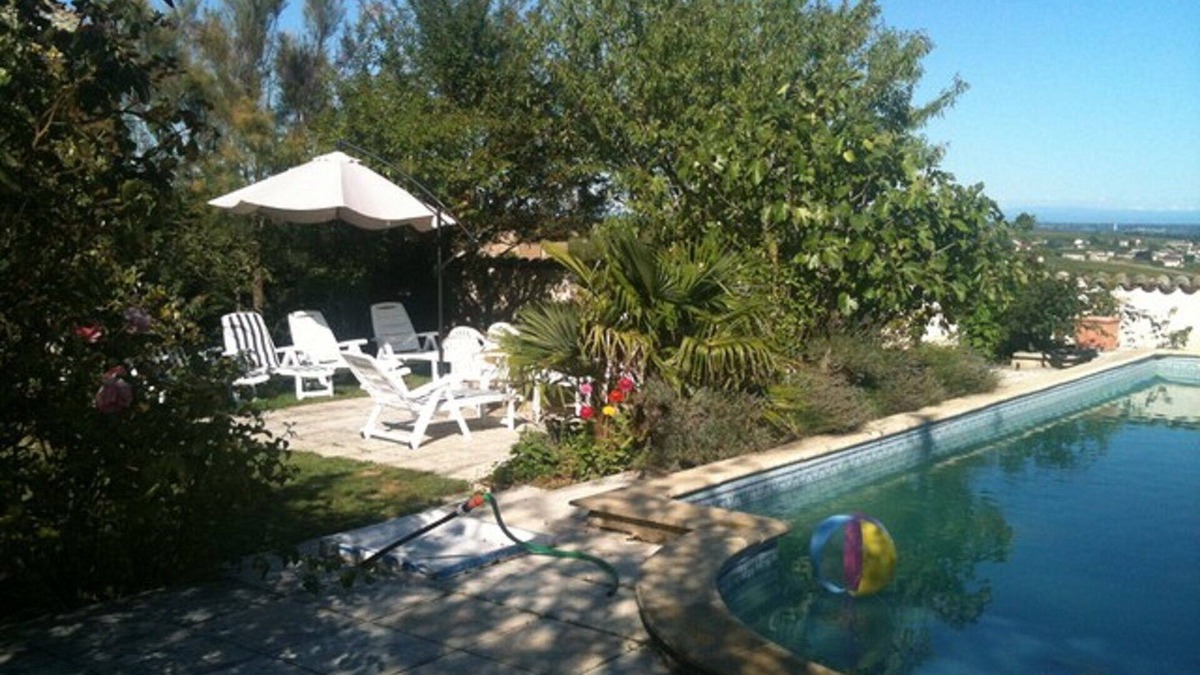 La Chapelle-de-Guinchay Cottage | holiday park vines pool jacuzzi sauna steam room in beautiful park