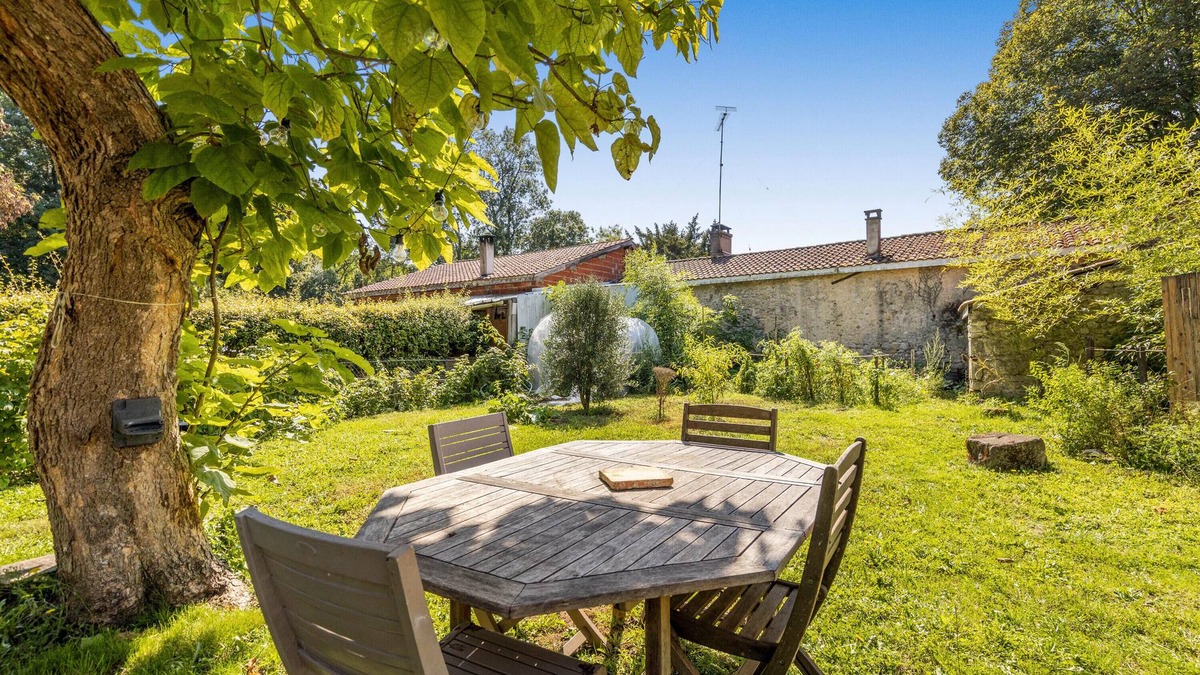 Saint-Germain-dEsteuil House | Holiday Home 'D'Amélie' with Shared Terrace, Shared Garden and Wi-Fi