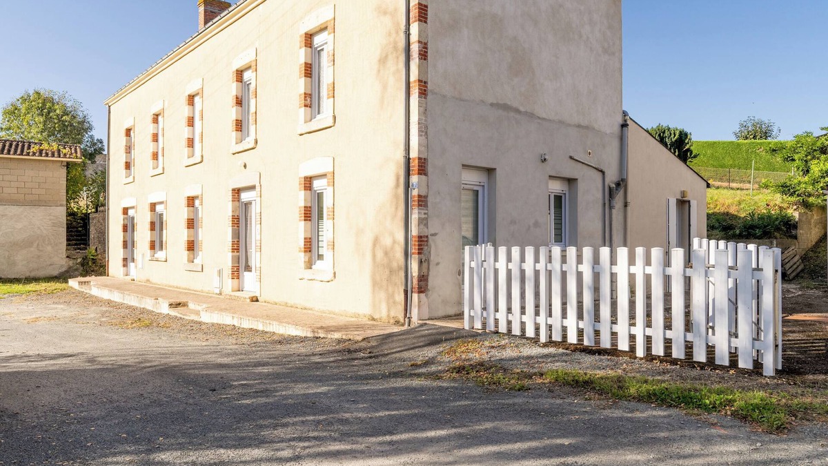 Saint-Hilaire-de-Voust House | Holiday Home 'Logement 3ch 8 Personnes' with Private Terrace, Private Garden and Wi-Fi