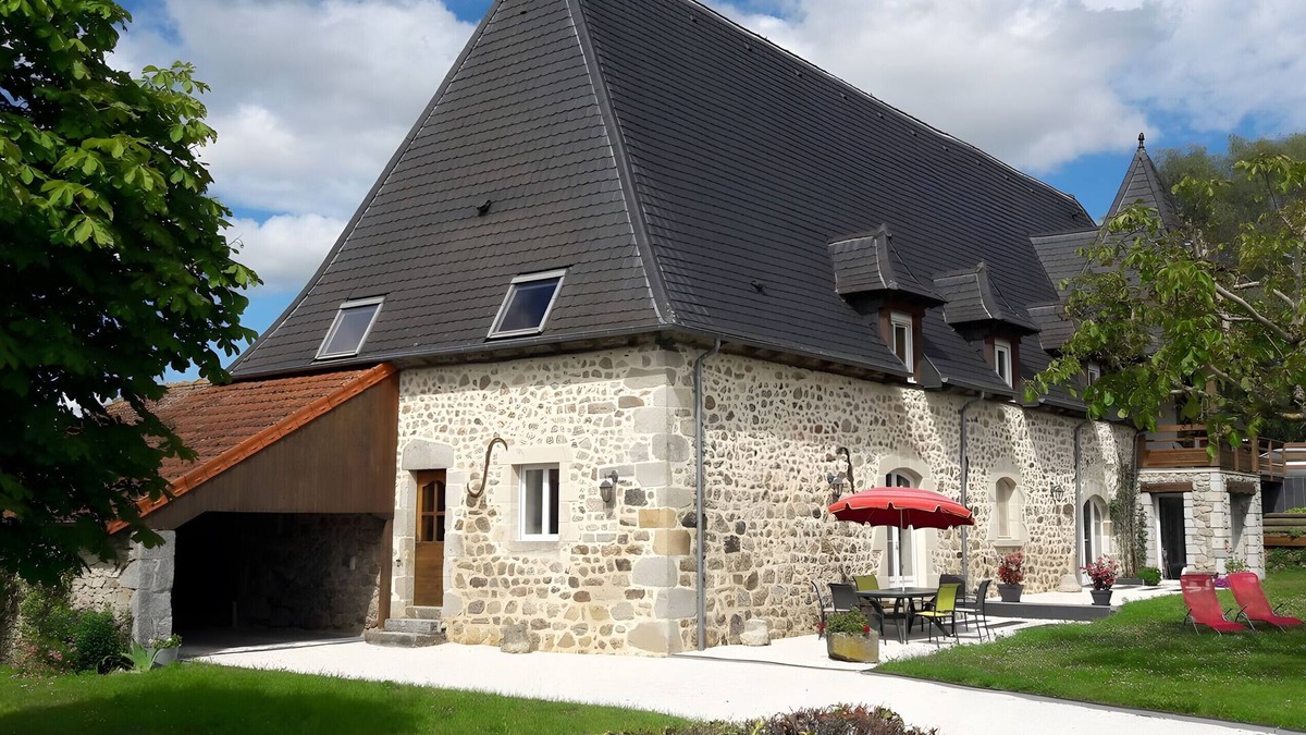 Saint-Mamet-la-Salvetat House | Holiday Home 'Le Marronnier' with Mountain View, Private Garden and Wi-Fi
