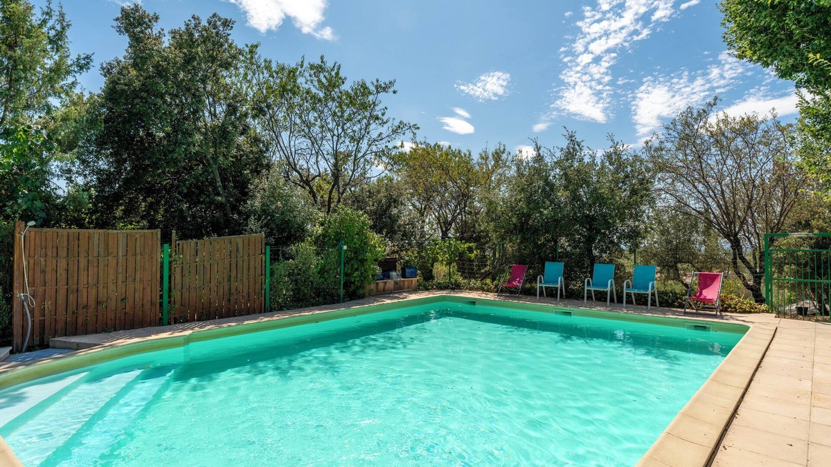 Saint-Pierre-de-Vassols House | Holiday Home 'Chalet Atypique' with Mountain View, Shared Pool and Private Terrace