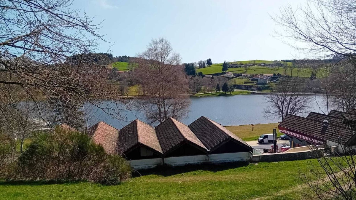 Saint-Remy-Sur-Durolle House | Holiday Home 'Joli Gîte Fushia' with Shared Terrace, Shared Garden and Wi-Fi