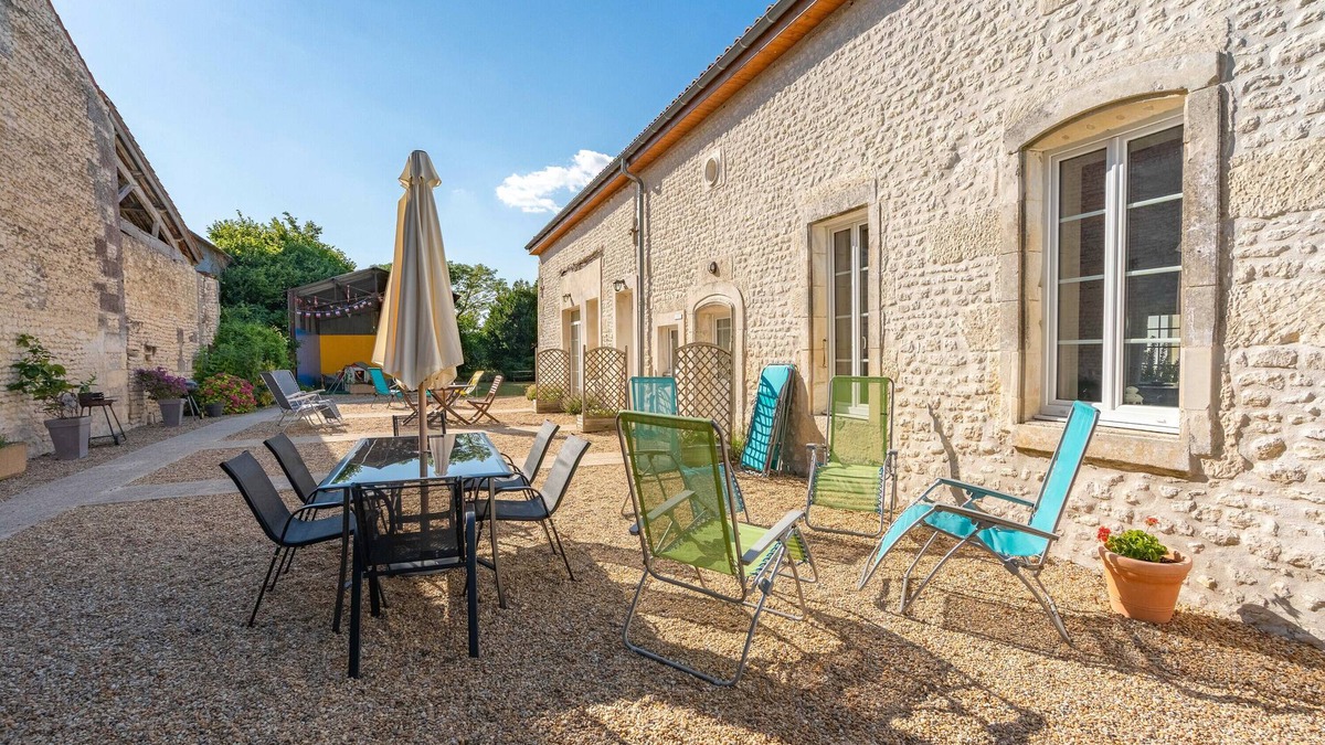 Saint-Seurin-de-Palenne House | Holiday Home 'Pâquerette' with Shared Pool, Private Terrace and Wi-Fi