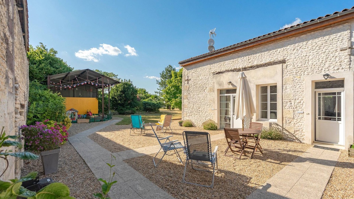 Saint-Seurin-de-Palenne House | Holiday Home 'Myosotis' with Shared Pool, Private Terrace and Wi-Fi