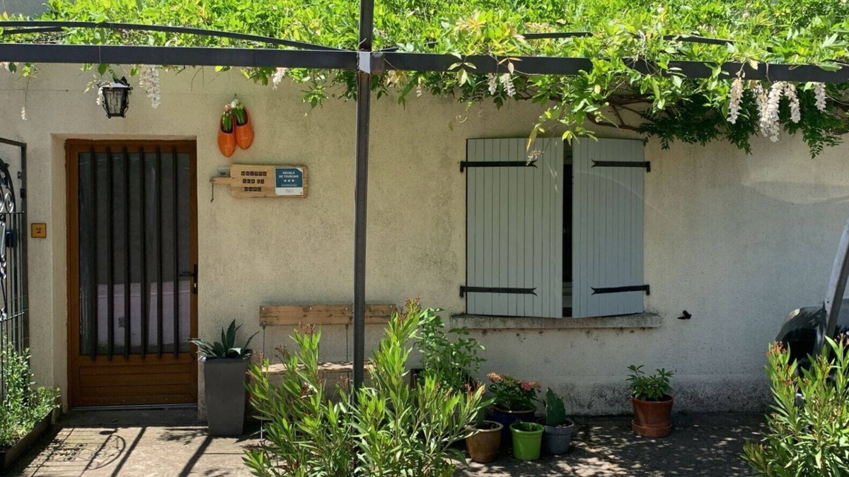 Villemagne-l'Argentiere House | Holiday Home 'Maison Sur La Mare' with Mountain View, Private Pool and Wi-Fi