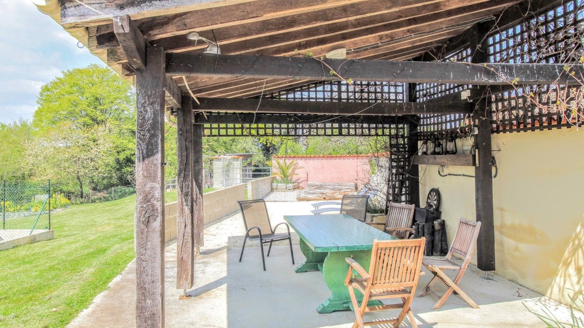 Saint-Coutant Cottage | Holiday Gite with Great Outdoor Space and Pool