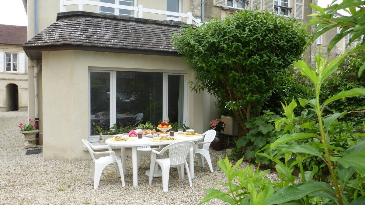 Arromanches-les-Bains Apartment | Holiday Home in Arromanches by Sandy Beach