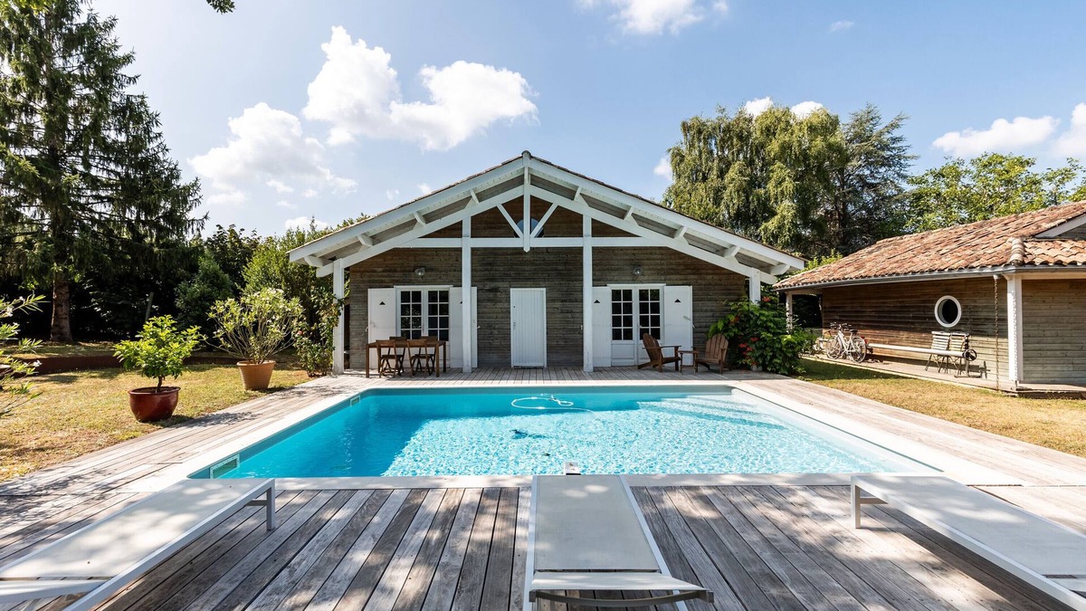 Saint-Aubin-de-Branne Apartment | Holiday Home 'La Maison Des Voyages' with Private Pool, Private Terrace and Wi-Fi