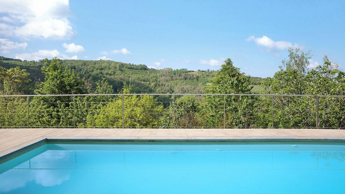 Cerretto Langhe Apartment | Holiday Home 'La Corte di Langa Alloggio Quarzo' with Shared Pool & Wi-Fi