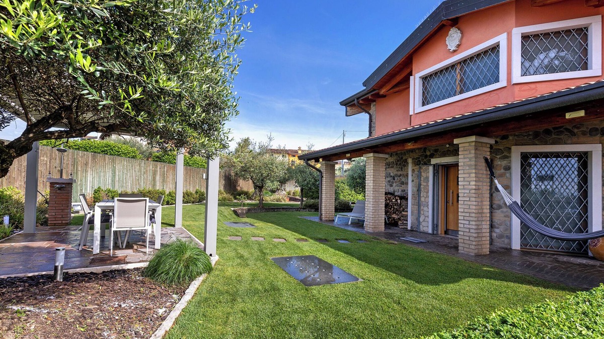 Colà Di Lazise House | Holiday Home 'Villa Garda Lake' with Private Garden, Wi-Fi and Air Conditioning
