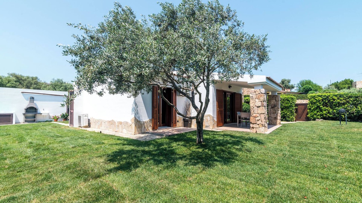 Porto San Paolo House | Holiday Home "Villa Teresa" with Shared Pool, Private Terrace & Air Conditioning