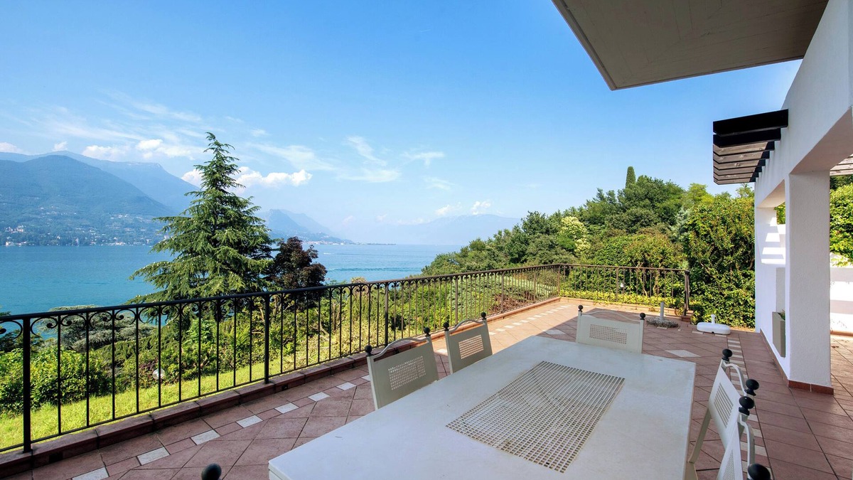 Portese House | Holiday Home 'Villa Angioletta' with Lake View, Wi-Fi and Air Conditioning