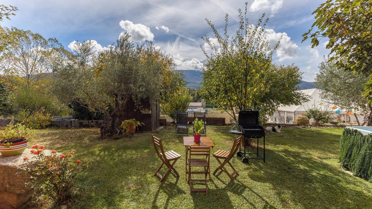 Bonilla de la Sierra House | Holiday Home 'El Mirador Del Gato 1' with Mountain View, Shared Pool and Wi-Fi