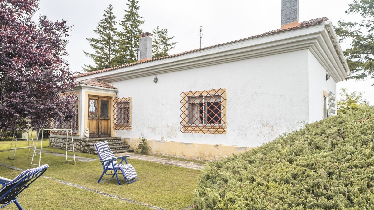 Castrejon de la Pena House | Holiday Home 'El Chalet' with Mountain Views and Private Garden