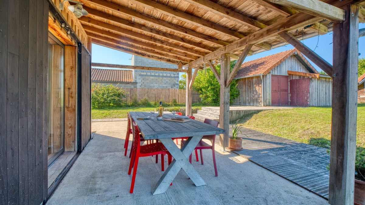 Sencenac-Puy-de-Fourches House | Holiday Home 'L’Ancien Séchoir' with Private Terrace, Private Garden and Wi-Fi