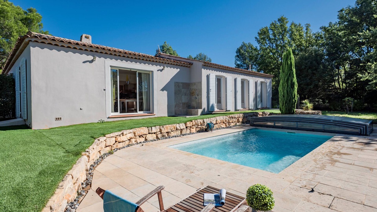 La Caravane House | Holiday home with A/C and pool near a village