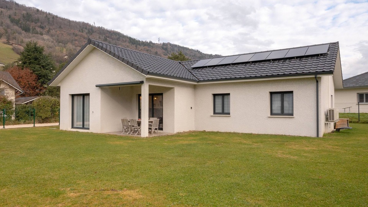 La Rochette House | Holiday Home 'Les Chaudannes' with Mountain View, Wi-Fi and Air Conditioning