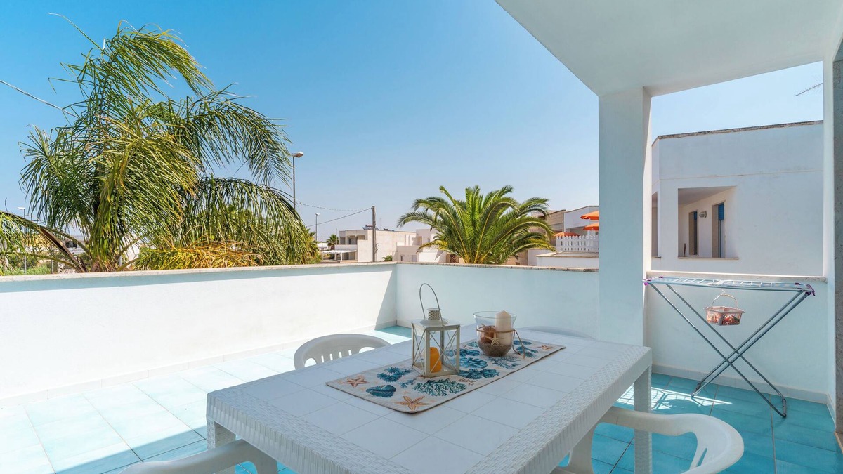 Marina di Mancaversa House | Holiday Home 'La Perla - Zaffiro' with Balcony and Air Conditioning