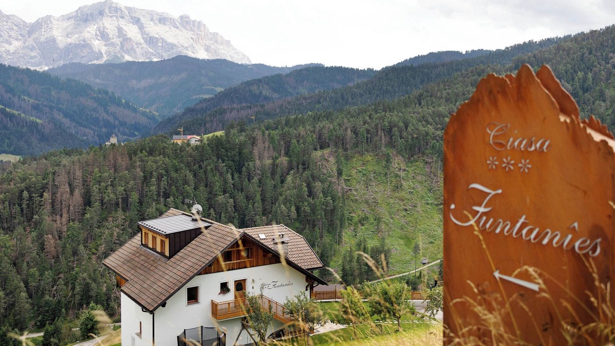 San Martino in Badia Apartment | Holiday Home “Ciasa Funtanies Pütia” with Mountain View, Balconies & Wi-Fi