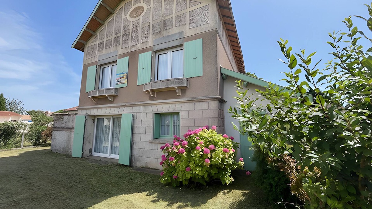 Le Chateau-d'Oleron House | Holiday Home 'Villa Nicette' with Terrace, Private Garden and Balcony