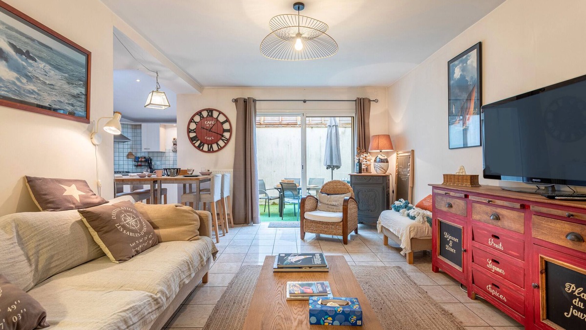 Les Sables d'Olonne House | Holiday Home 'Les Dunes' with Private Terrace and Wi-Fi